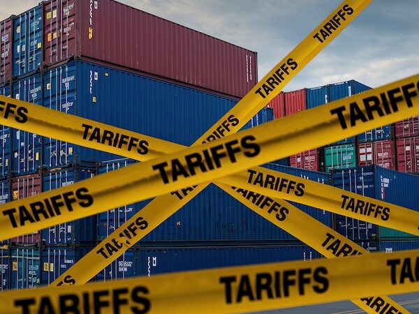 関税とはだれが払うのか？関税が上下することによって起こる影響を解説