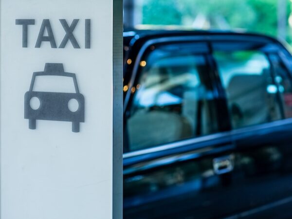 東京都のタクシー事業者向け多言語対応端末等導入補助金について解説